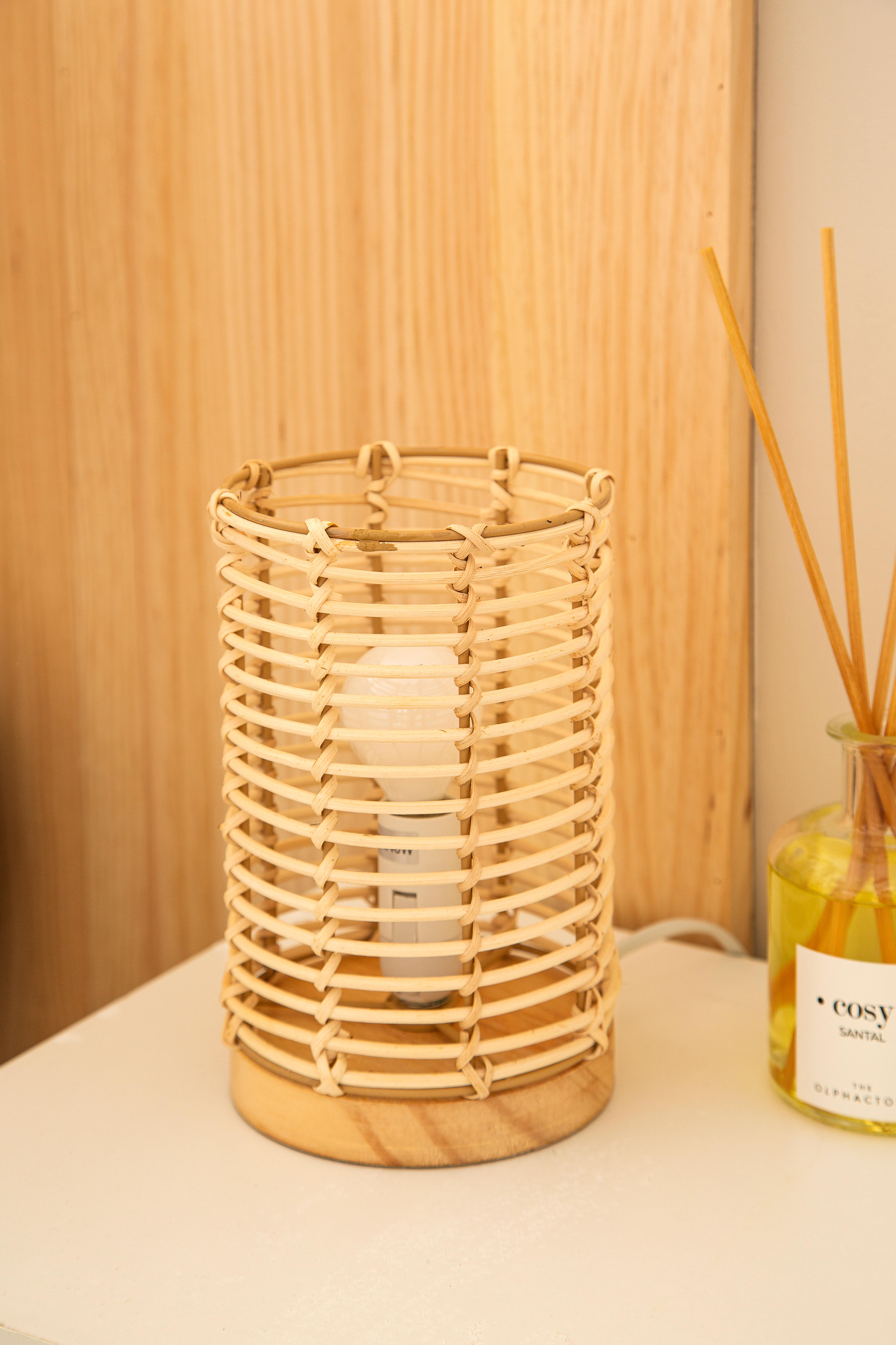 SUNLLOK Lampada da tavolo boho con base in legno, lampada retrò in rattan, piccola lampada da comodino per camera da letto, paralume in bambù industriale, lampada da lettura, decorazione per