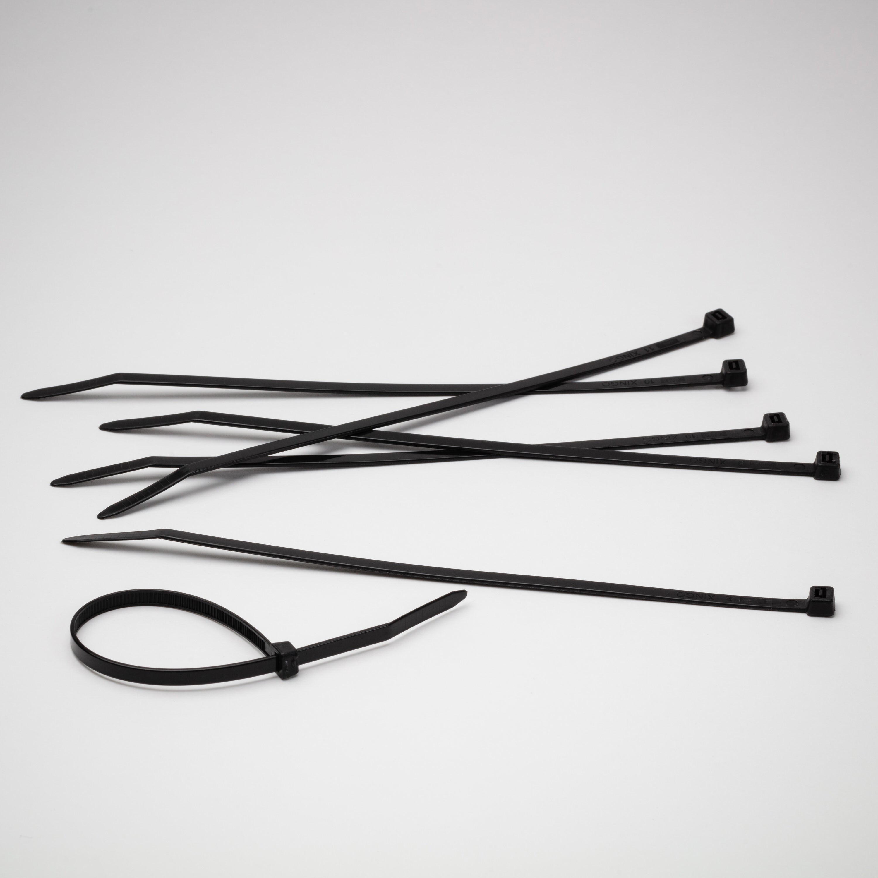 50 Fascette Fermacavo Miste Bianche E Nere - Larghezze 4.8mm, 7.2mm, 9mm, 12mm E Lunghezze Fino A 900mm